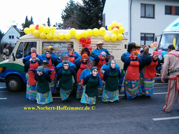 Karnevalsgruppe vor dem Massagemobil