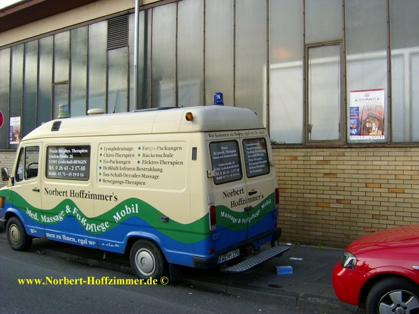 Massage-Mobil vor der Messehalle