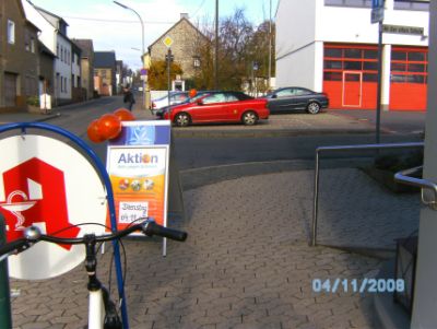 Vor der Schwanen-Apotheke Polch